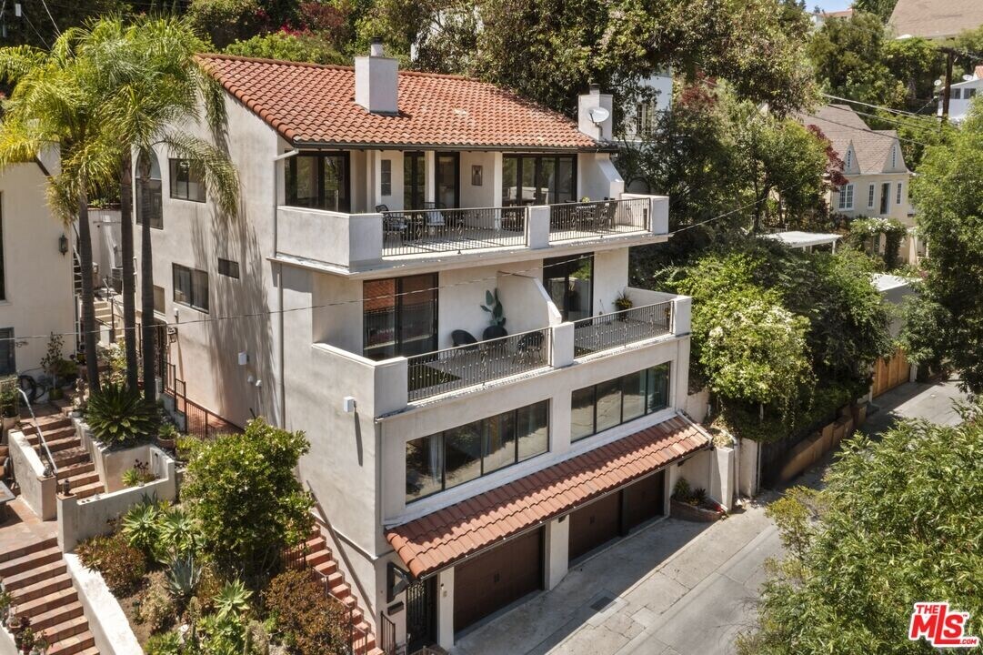 5940 Manola Way in Los Angeles, CA - Foto de edificio