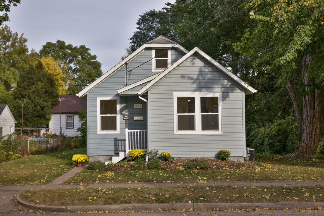 928 7th Ave NW in Rochester, MN - Building Photo