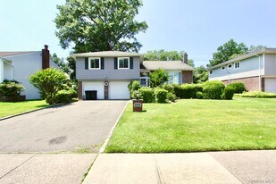 83 Executive Dr in Manhasset Hills, NY - Building Photo