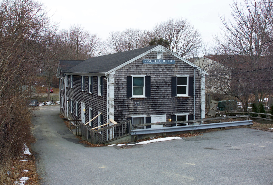 71 Pleasant St in Hyannis, MA - Building Photo