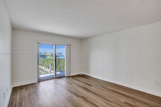 1674 Bay Rd in Miami Beach, FL - Building Photo - Building Photo