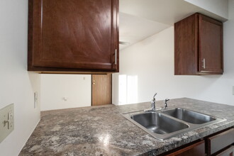 Woodside Park Apartments in Des Moines, IA - Building Photo - Building Photo