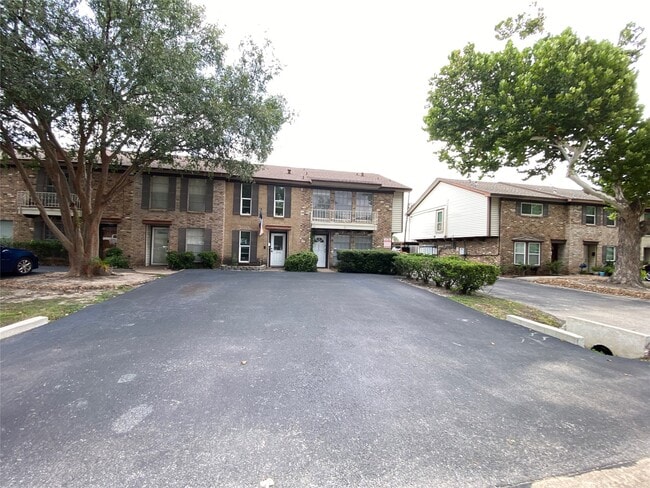 10682 Hazelhurst Dr in Houston, TX - Building Photo - Building Photo