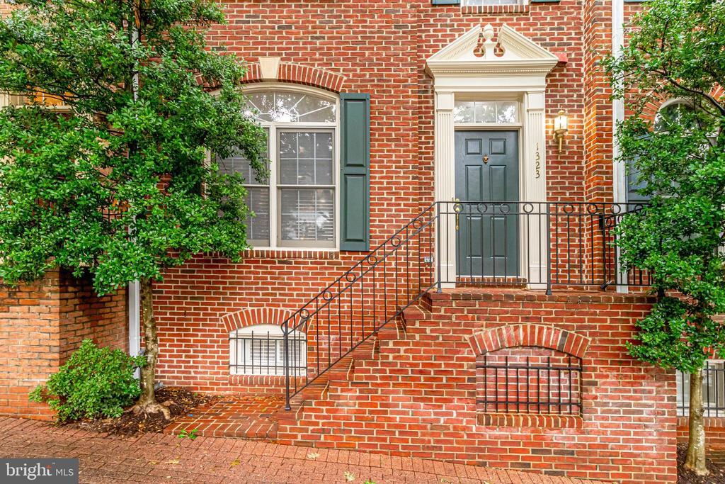 1323 N Barton St in Arlington, VA - Building Photo