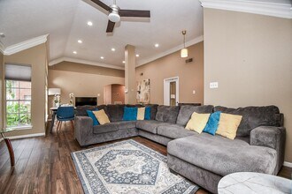 8323 Lake Crystal Dr in Houston, TX - Building Photo - Building Photo