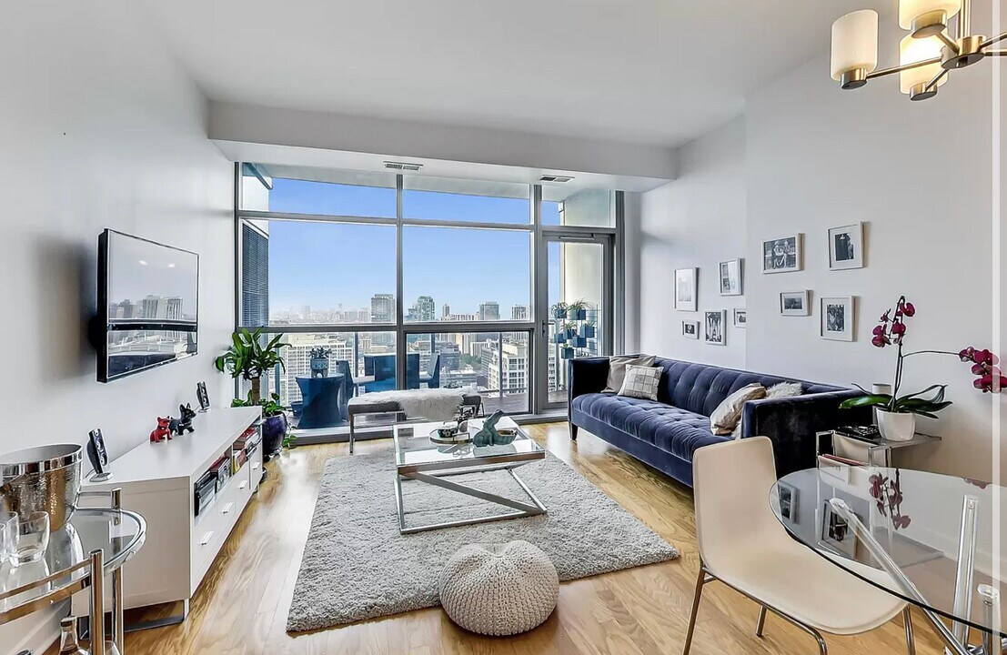 303 W Ohio St, Unit 3408 in Chicago, IL - Building Photo