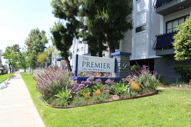 The Premier on Burbank in Sherman Oaks, CA - Foto de edificio - Building Photo