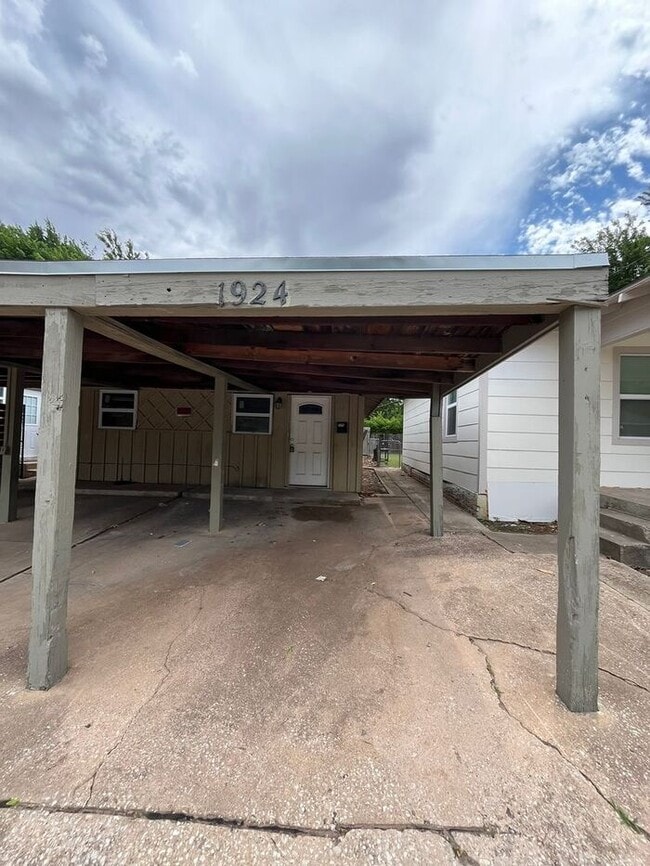 property at 1924 N Cross Ave