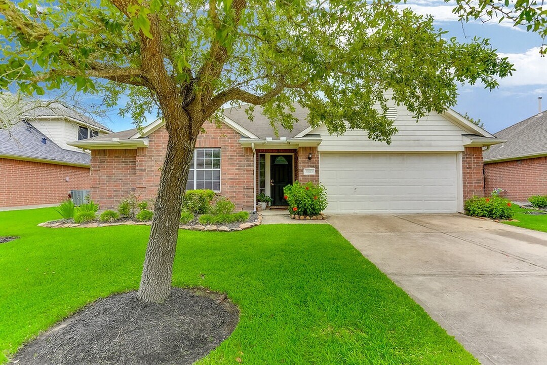 5413 Caprock Dr in Pearland, TX - Building Photo