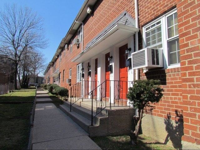 77 Terrace Ave, Unit 1 BEDROOM in Hempstead, NY - Building Photo - Building Photo