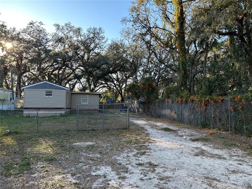 19114 Iverson Rd in Lutz, FL - Building Photo