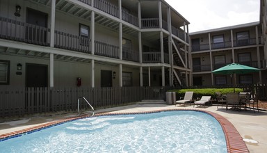 Covington Square Apartments in Metairie, LA - Building Photo - Building Photo