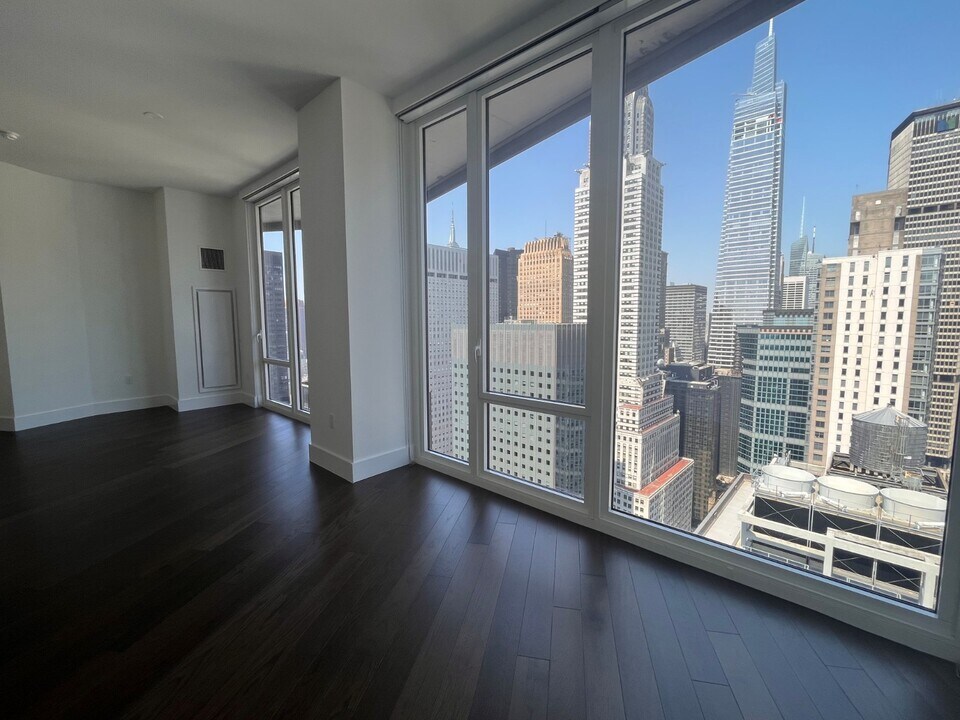 222 E 44th St in New York, NY - Building Photo