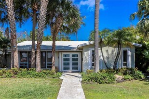 747 N North Lake Dr in Hollywood, FL - Building Photo