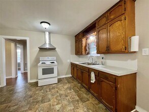 718 E Wilkins St in Angleton, TX - Building Photo - Building Photo
