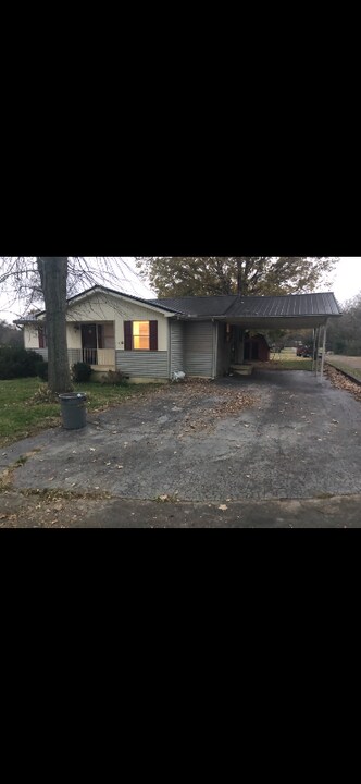 105 Wilkerson St in Decherd, TN - Building Photo