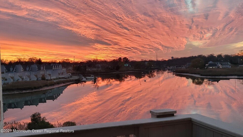 57 Bridgewaters Dr, Unit 7 in Oceanport, NJ - Foto de edificio