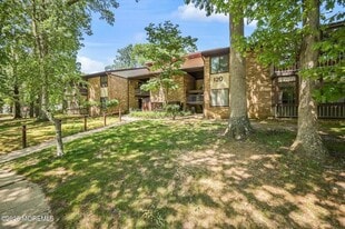 120 Amberly Dr in Englishtown, NJ - Building Photo