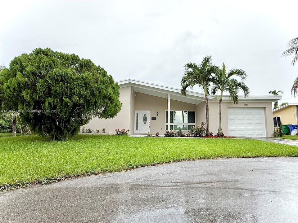 6708 Camelia Dr in Miramar, FL - Building Photo