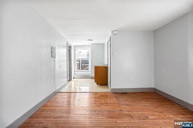 154 N 14th St, Unit 3rd Floor in East Orange, NJ - Building Photo - Building Photo