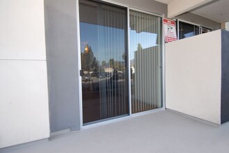 Aqua Courtyard Suites in Pasadena, CA - Building Photo - Interior Photo