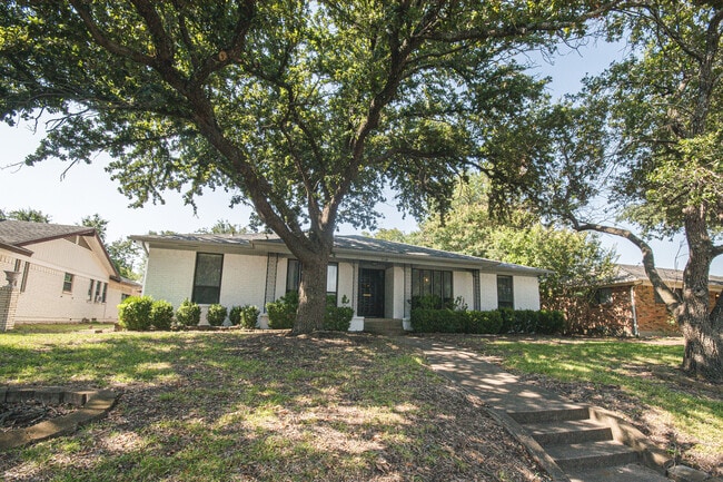 2334 Babalos Ln in Dallas, TX - Foto de edificio - Building Photo