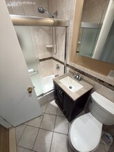 6919 Rolling Rd in West Springfield, VA - Foto de edificio - Building Photo