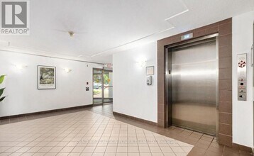 270 Brittany Dr in Ottawa, ON - Building Photo - Building Photo