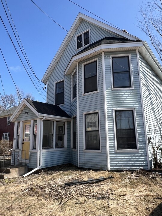 256 Fitzroy St in Charlottetown, PE - Building Photo