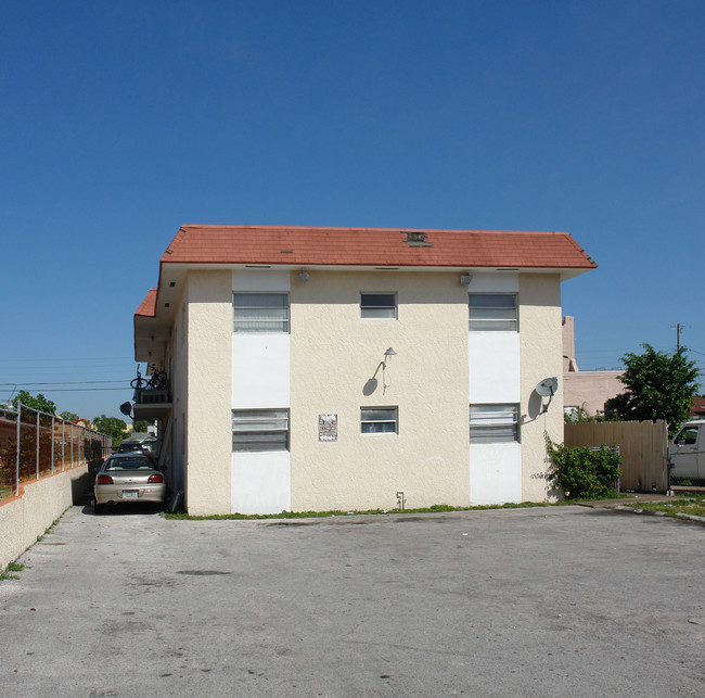 2138 NW Flagler Ter in Miami, FL - Building Photo - Building Photo