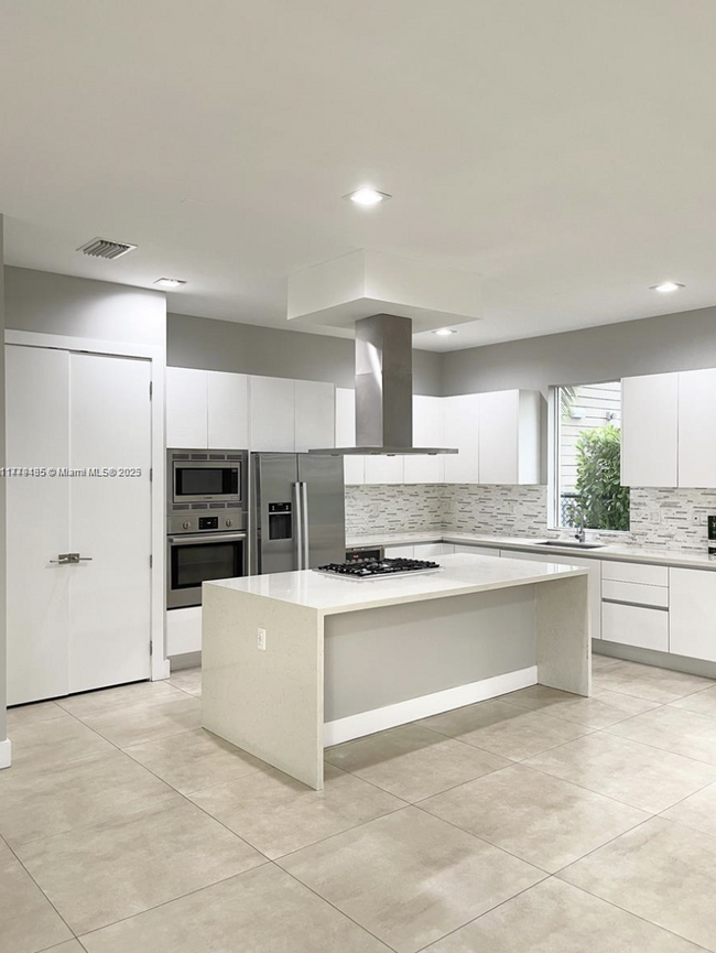 10061 NW 75th St in Doral, FL - Foto de edificio - Building Photo