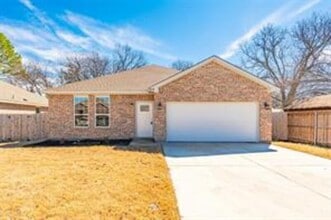 309 Phillips St in Cleburne, TX - Building Photo - Building Photo
