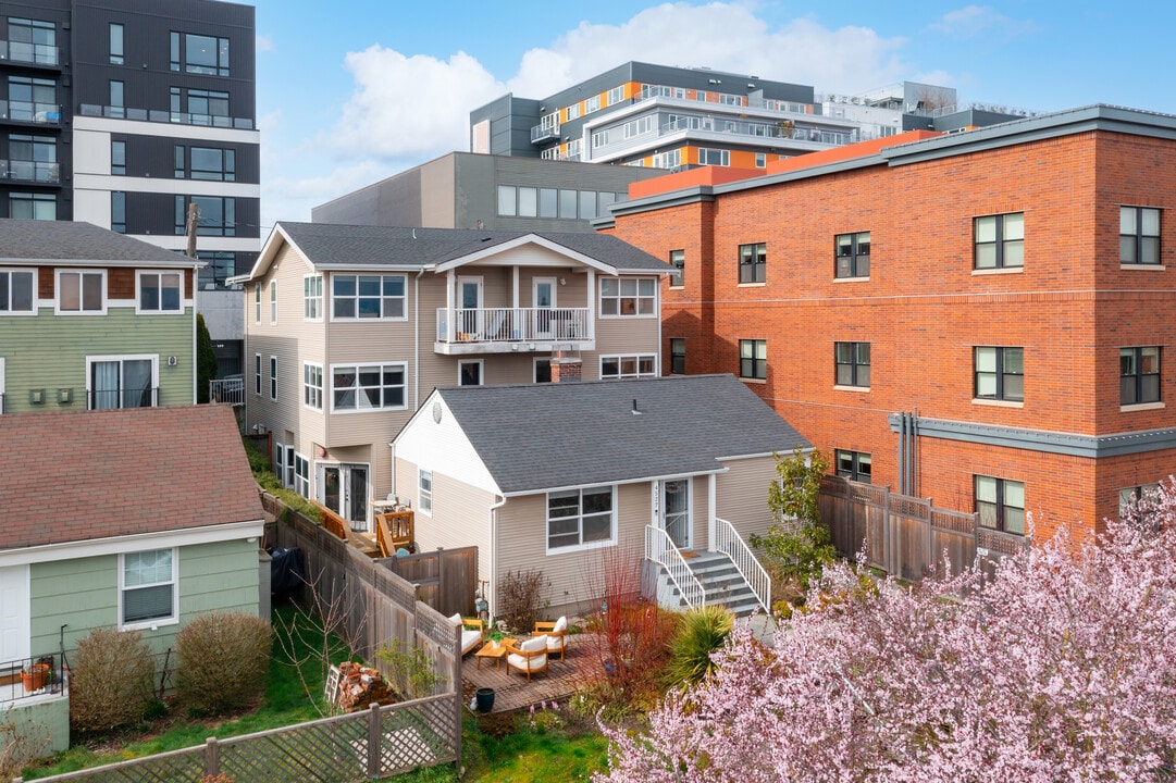 4527 41st Ave SW in Seattle, WA - Building Photo