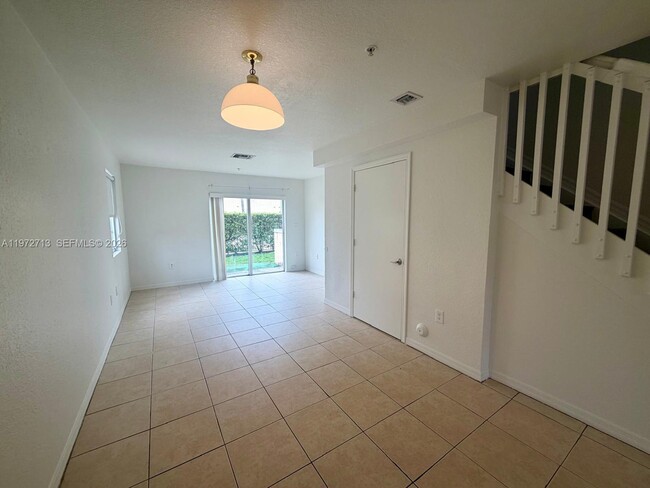 2064 NE 167th St in North Miami Beach, FL - Building Photo - Building Photo