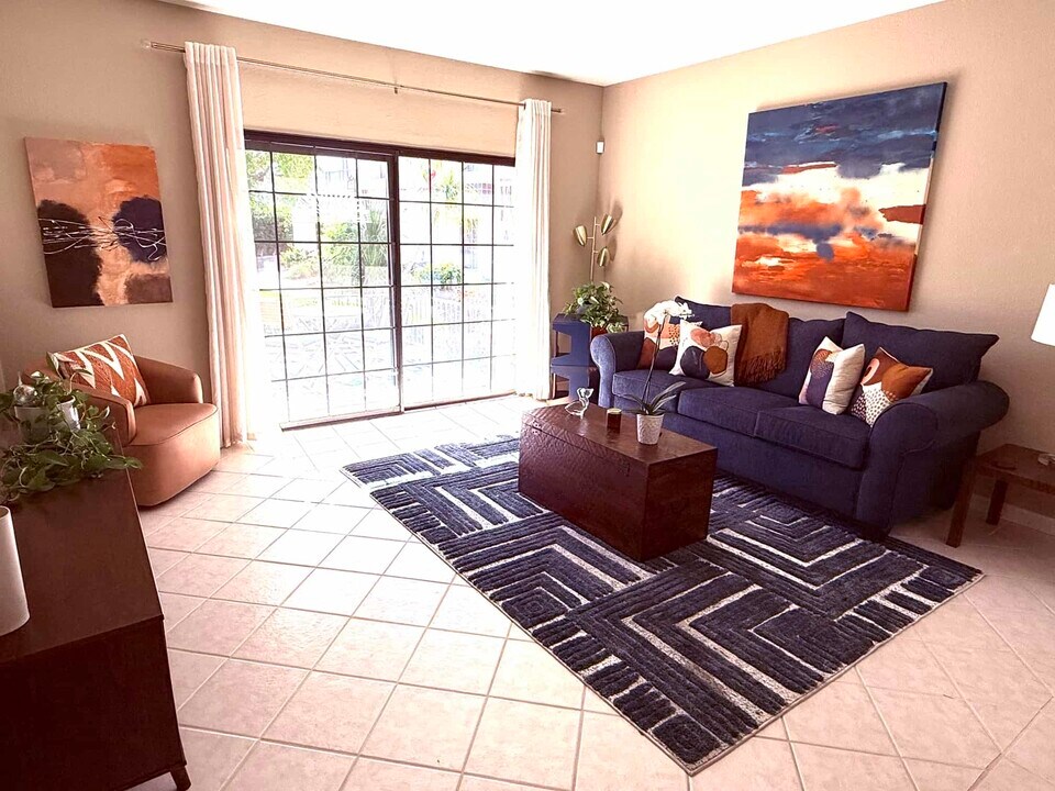 505 S Farrell Dr, Unit Q101 in Palm Springs, CA - Building Photo