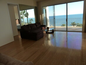 18111 Coastline Dr, Unit 2 in Malibu, CA - Building Photo - Building Photo