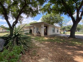187 Oak Park Rd in Adkins, TX - Building Photo
