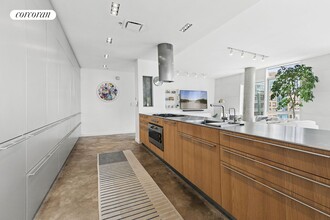 245 10th Ave in New York, NY - Building Photo - Building Photo