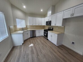 8315 Frankie Lou St in Bakersfield, CA - Building Photo - Building Photo