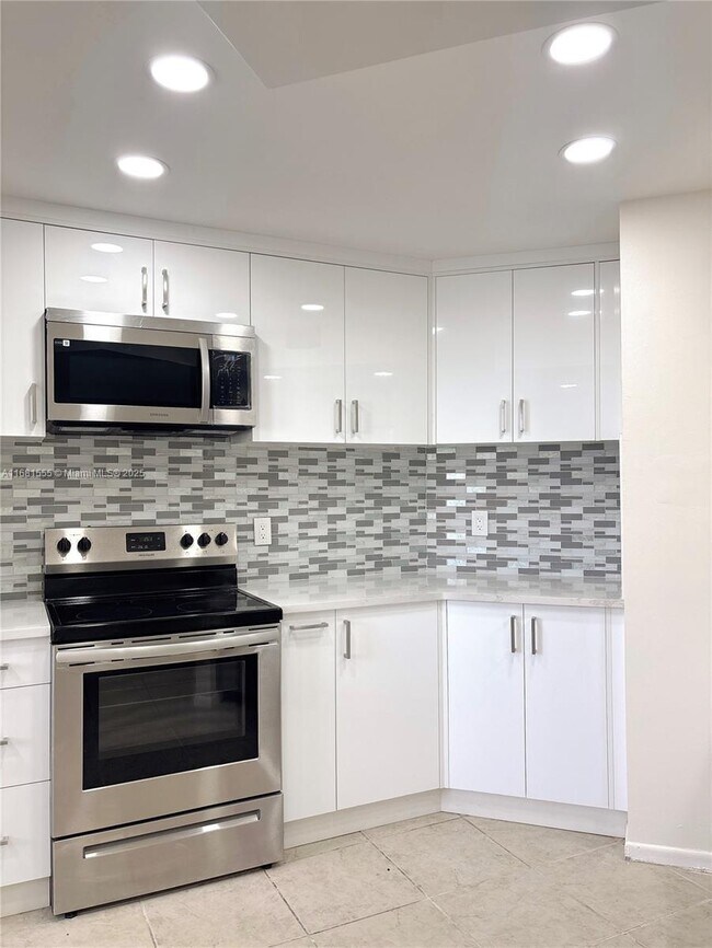 10401 W Broward Blvd in Plantation, FL - Building Photo - Building Photo