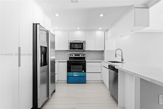 5555 Collins Ave, Unit 14N in Miami, FL - Building Photo - Building Photo