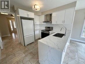 102 Hazelwood Dr in Newmarket, ON - Building Photo - Building Photo