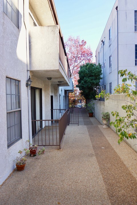 12011 Rochester Ave, Unit 9 in Los Angeles, CA - Building Photo