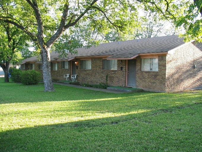 1901 S Pine St in Brady, TX - Building Photo