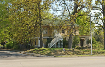 1642 Poplar Ave in Memphis, TN - Building Photo - Building Photo