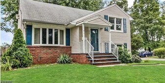 429 Charles St in Iselin, NJ - Building Photo