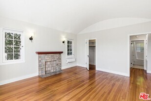 7261 Waring Ave in Los Angeles, CA - Building Photo