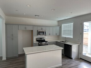 3009 N Creekside St in Visalia, CA - Foto de edificio - Building Photo