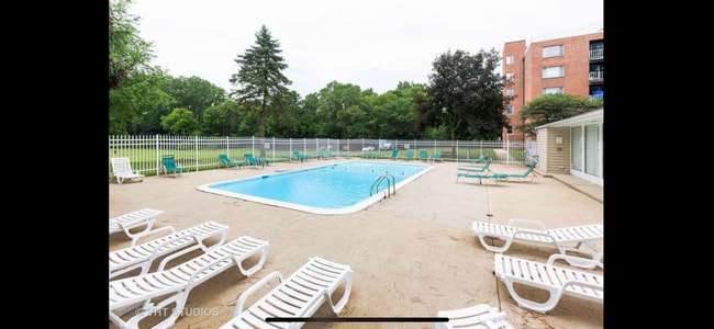 1450 Plymouth Ln, Unit #214 in Elgin, IL - Building Photo - Building Photo