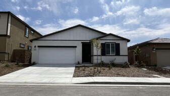 35333 Hutchinson Pl in Beaumont, CA - Building Photo